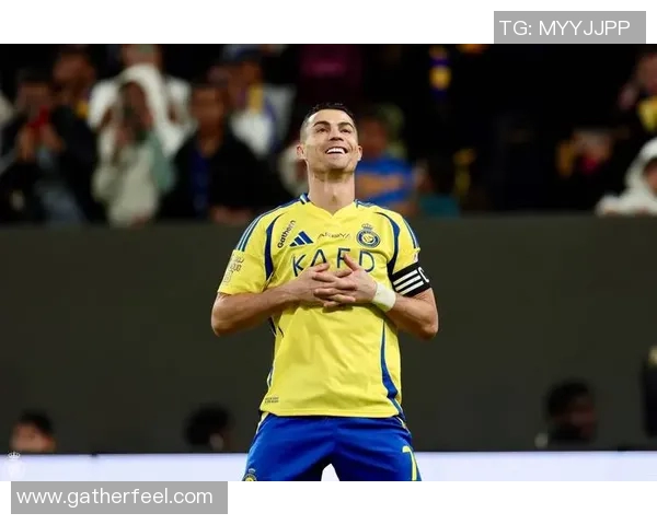 聚焦明星足球球星的成长历程与赛场辉煌成就分析