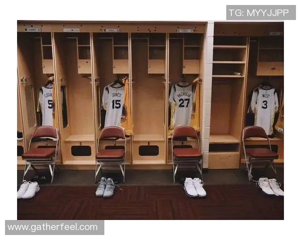 足球球星衣柜揭秘:探索顶级球员私下穿搭与时尚品味 足球球星衣柜揭秘:探索顶级球员私下穿搭与时尚品味