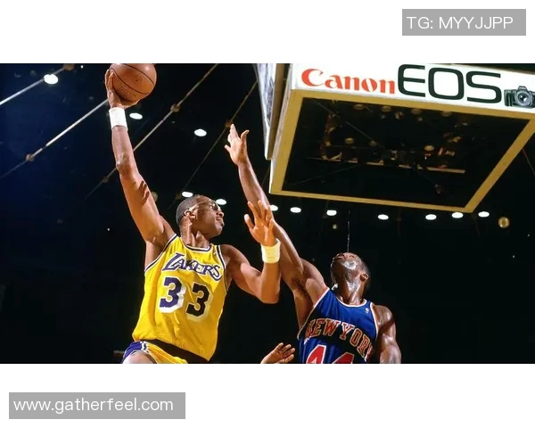 传奇中锋的崛起与荣耀 足球大中锋球星的风采与影响力解析 传奇中锋的崛起与荣耀 足球大中锋球星的风采与影响力解析