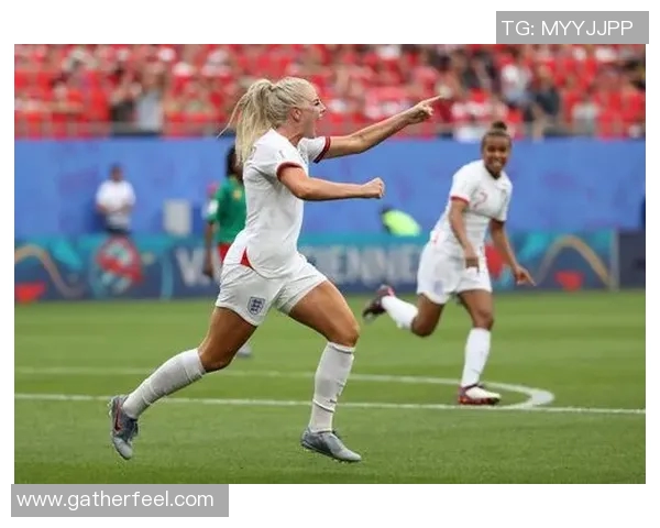 美国女足球星短发造型展现独特魅力和运动风采照片集